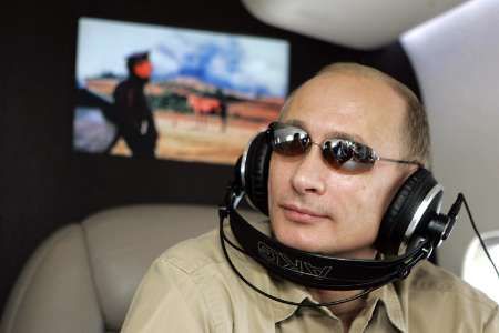 Ruský prezident Vladimir Putin v helikoptéře | Foto: Reuters