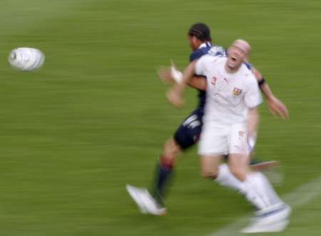 Osudový moment: Jana Kollera (v bílém) atakuje Američan Oguchi Onyewu. | Foto: Reuters