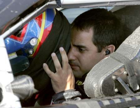 Kolumbijský pilot Juan Pablo Montoya si nasazuje přilbu před startem závodu série NASCAR Ford 400. Závod nedokončil kvůli havárii. | Foto: Reuters