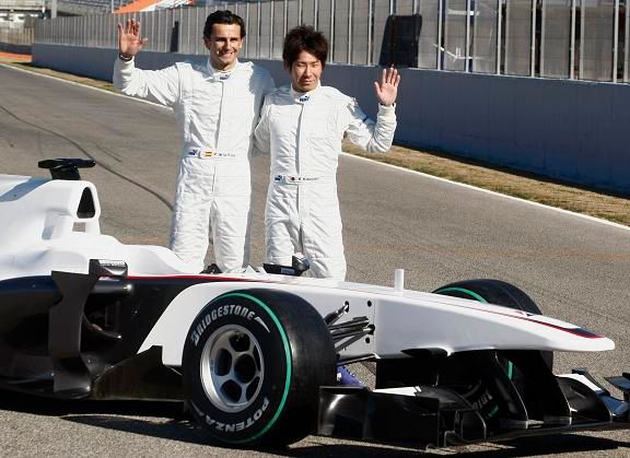 Pedro Martinez de la Rosa a Kamui Kobajaši ukazují nový monopost Sauberu | Foto: Reuters