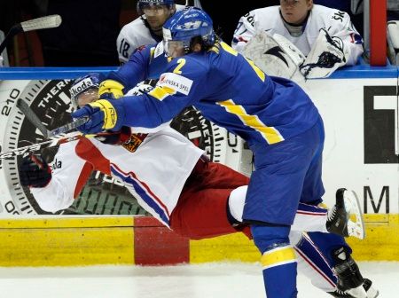 Švédský obr Douglas Murray posílá k zemi Jiřího Novotného. | Foto: Reuters