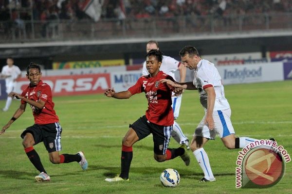 Hlavně šlo ale o fotbal. Češi se utkali s místním týmem Bali United. A zvítězili 3:1, když se dvěma góly blýskl kanonýr Kuka. | Foto: Czech Team 96