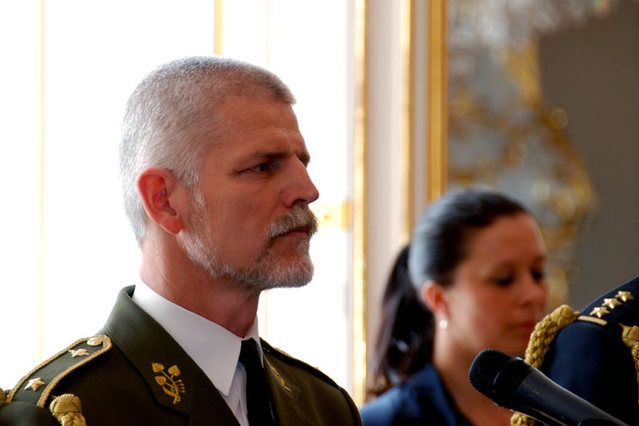 Nový náčelník Generálního štábu Armády České republiky Petr Pavel na snímku z května 2010, kdy Klaus na Hradě jmenoval nové generály. | Foto: army.cz