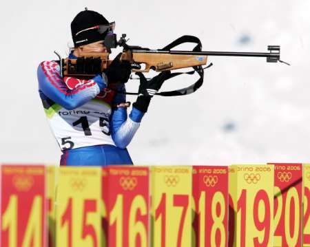 Ruská biatlonistka Světlana Išmuratovová při vítězném závodě na 15 km. | Foto: Reuters