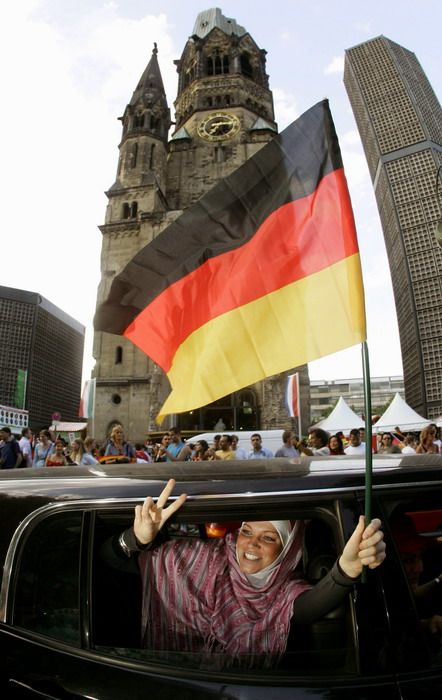 Z postupu německého týmu se v zemi organizátorů mistrovství světa radovali všichni. | Foto: Reuters