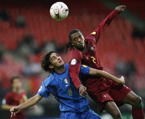 Italský fotbalista Aquilani (vlevo) bojuje s Portugalcem Manuelem Fernandesem v barážovém zápase ME do 21 let o účast na olympijských hrách. | Foto: Reuters