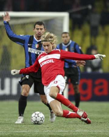 Dejan Stankovič z Interu Milán (vlevo) stíhá fotbalistu Spartaku Radoslava Kováče v zápase Champions League v Moskvě. | Foto: Reuters