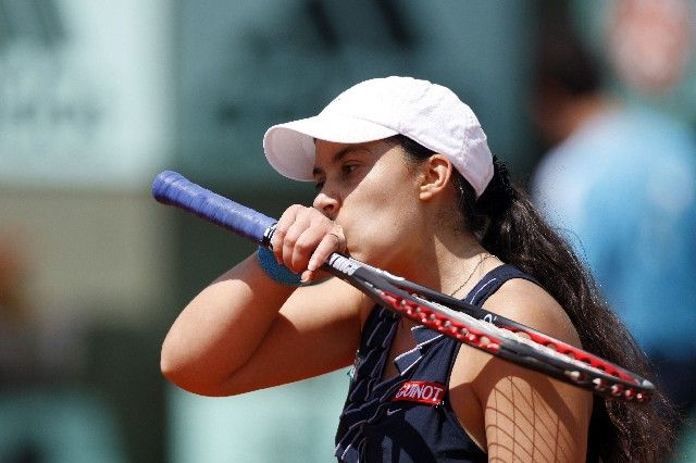 Francouzská tenistka Marion Bartoliová překvapivě prohrála v prvním kole French Open s Australankou Casey Dellacquaovou. | Foto: Reuters