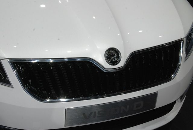 Koncept nového vozu je první auto, na kterém se objevilo nové logo Škoda. Od roku 2012 ho budou mít na svých karosériích všechny modely značky | Foto: Radek Pecák