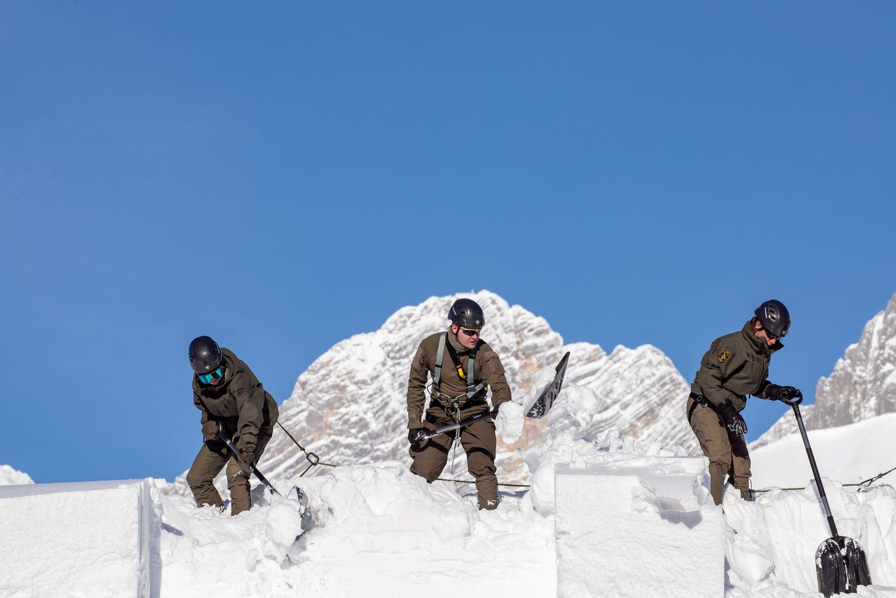 Une avalanche dans les Alpes françaises a fait au moins quatre morts.  Les opérations de sauvetage se poursuivent