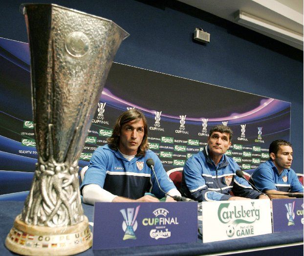 Dosáhnou na trofej Poháru UEFA jako vloni? Uprostřed kouč Sevilly Juande Ramos, vlevo Javi Navarro, vpravo David Castedo na tiskové konferenci v Glasgowě před finále Poháru UEFA. | Foto: Reuters