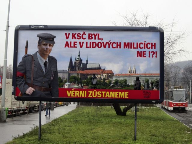 Neparlamentní Balbínova poetická strana nechala vyrobit billboardy, na nichž je prezidentský kandidát Jan Fischer vyobrazen v uniformě komunistických Lidových milicí vedle nápisů "V KSČ byl, ale v Lidových milicí ne !?!" a "Věrni zůstaneme". Fischer následně požádal o jejich odstranění, neboť podle něj porušují zákony. Podle Fischera reklamní agentura sdělila, že jeho žádosti vyhoví. | Foto: ČTK