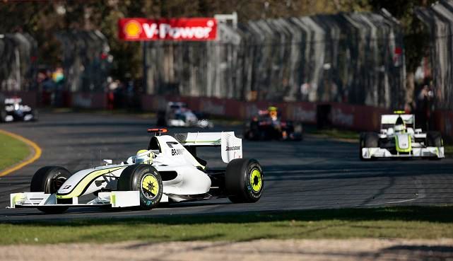 Jenson Button v čele závodu | Foto: Reuters