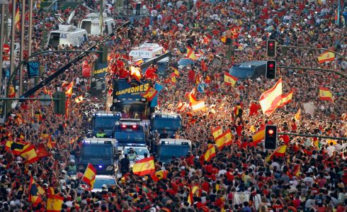 Zaplněné město si oslavy s hráči notně užívalo. | Foto: Reuters