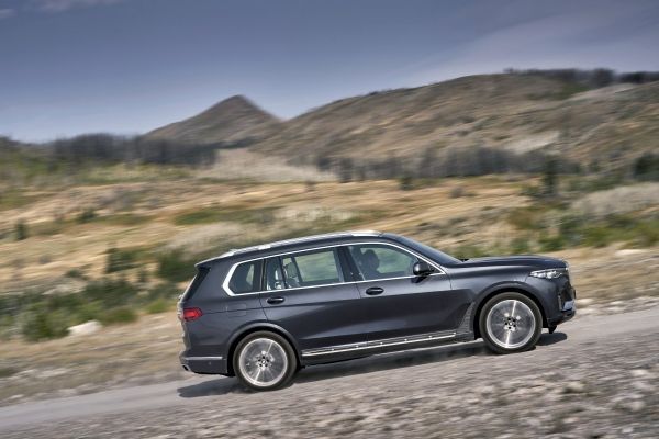 Rozvor náprav dosahuje úctyhodných 3,1 metru. | Foto: BMW