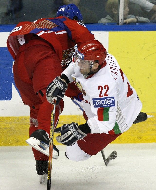 Patrik Eliáš v souboji s Bělorusem Sergejem Zadělenovem. | Foto: Reuters