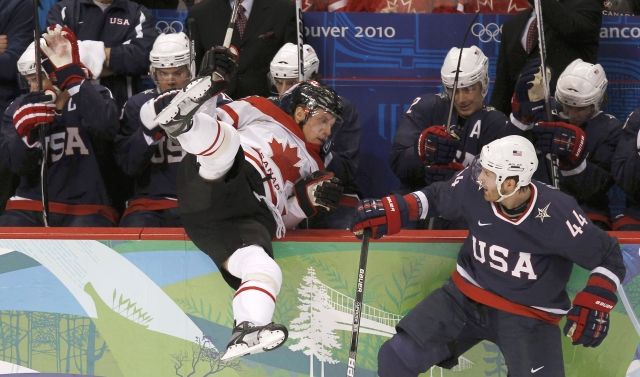 Orpik poskytl Heatleymu výlet na americkou lavičku. | Foto: Reuters