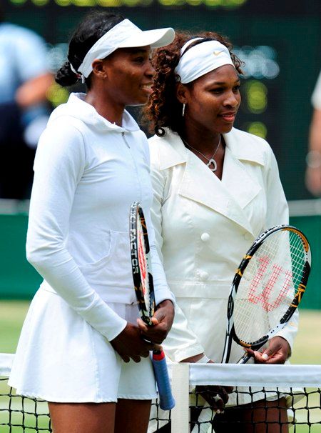 Serena a Venus Williamsovy před začátkem wimbledonského finále. | Foto: Reuters