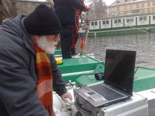 Záběry kamery, kterou měl potápěč připevněnou na ruce, sledovali památkáři živě na notebooku. Podle nich potápěče také navigovali. | Foto: Hana Pecinová