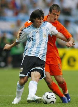 Argentinský útočník Lionel Messi (vlevo) v souboji s Nizozemcem Rafaelem van der Vaartem. | Foto: Reuters