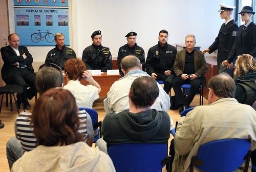 Před pochodem uspořádala policie tiskovou konferenci. Přišel tam i primátor Přerova Jiří Lajtoch (první sedící zprava), který opakoval, že úřad neměl důvod řádně ohlášené shromáždění zakázat. Uvedl, že je připraven pochod rozpustit, když dojde k porušování zákona. Magistrát pochod nezarazil ani poté, co jeden z demonstrantů zaútočil na policistu. | Foto: Petr Sznapka