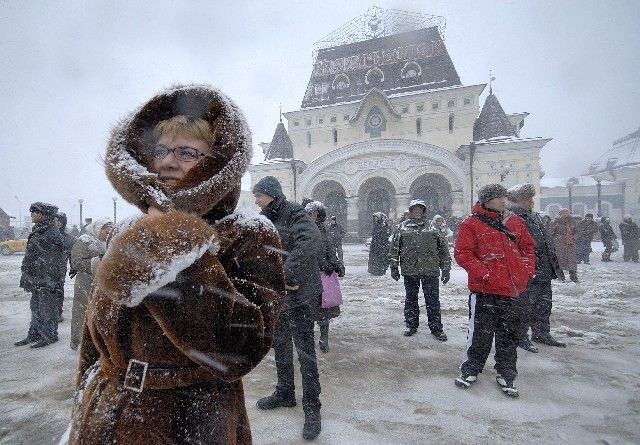 Sněhová bouře před hlavním nádražím v ruském Vladivostoku. | Foto: Reuters