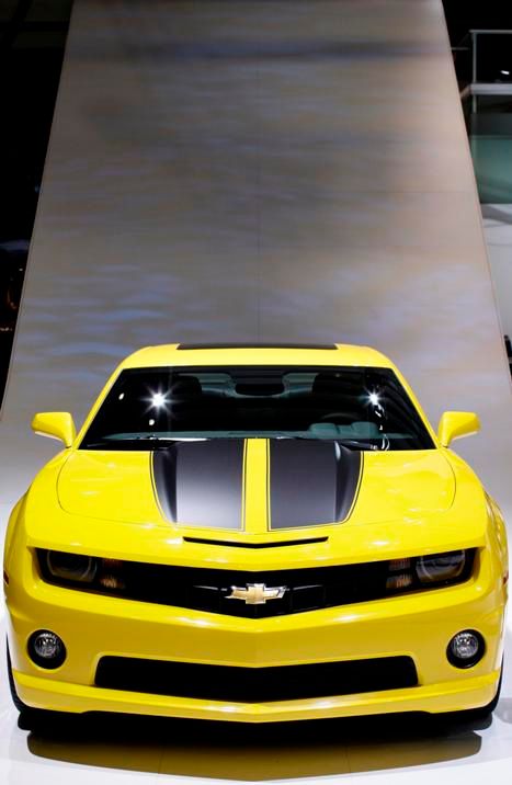 Nový Chevrolet Camaro Coupé potěšil oči kolemjdoucích. | Foto: Reuters