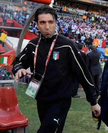 Gianluigi Buffon na lavičce | Foto: Sport