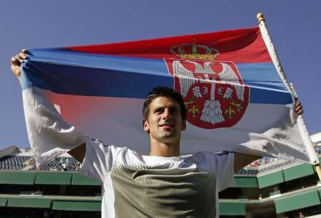 Novak Djokovič se srbskou vlajkou po vítězství v Indian Wells. | Foto: Reuters