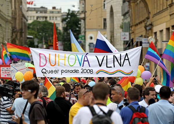 Neonacisté průvod homosexuálů nezastavili. Asi s půlhodinovým zpožděním se dav vydal na pochod | Foto: Tomáš Adamec, Aktuálně.cz