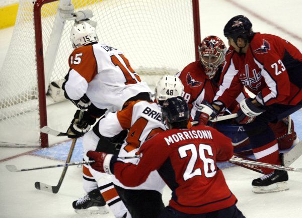 Rozhodující okamžik čtvrtfinále Washington vs. Philadelphia: Lupul doklepává v prodloužení 7. zápasu puk za záda gólmana Hueta. | Foto: Reuters