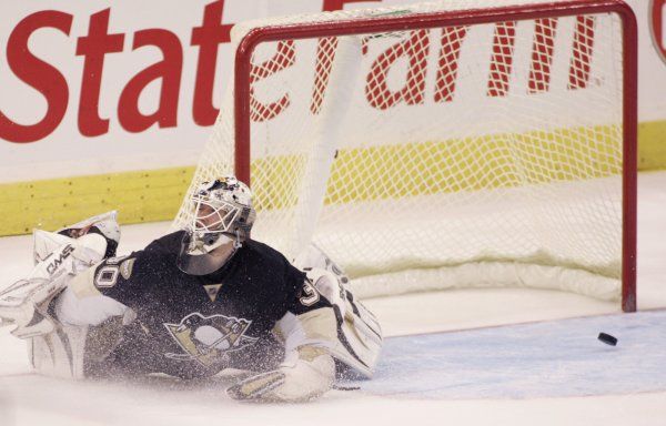 Gólman Pittsburghu Penguins Dany Sabourin pouští vítěznou trefu Patrika Eliáše z New Jersey Devils. | Foto: Reuters