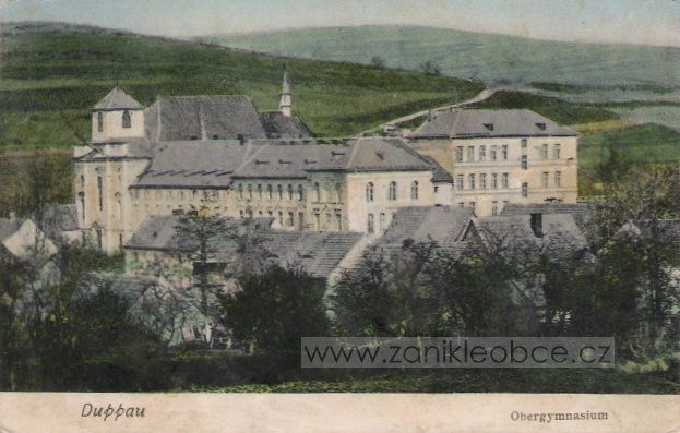 Dominantou bylo arcibiskupské gymnázium se studentským konviktem. | Foto: www.zanikleobce.cz