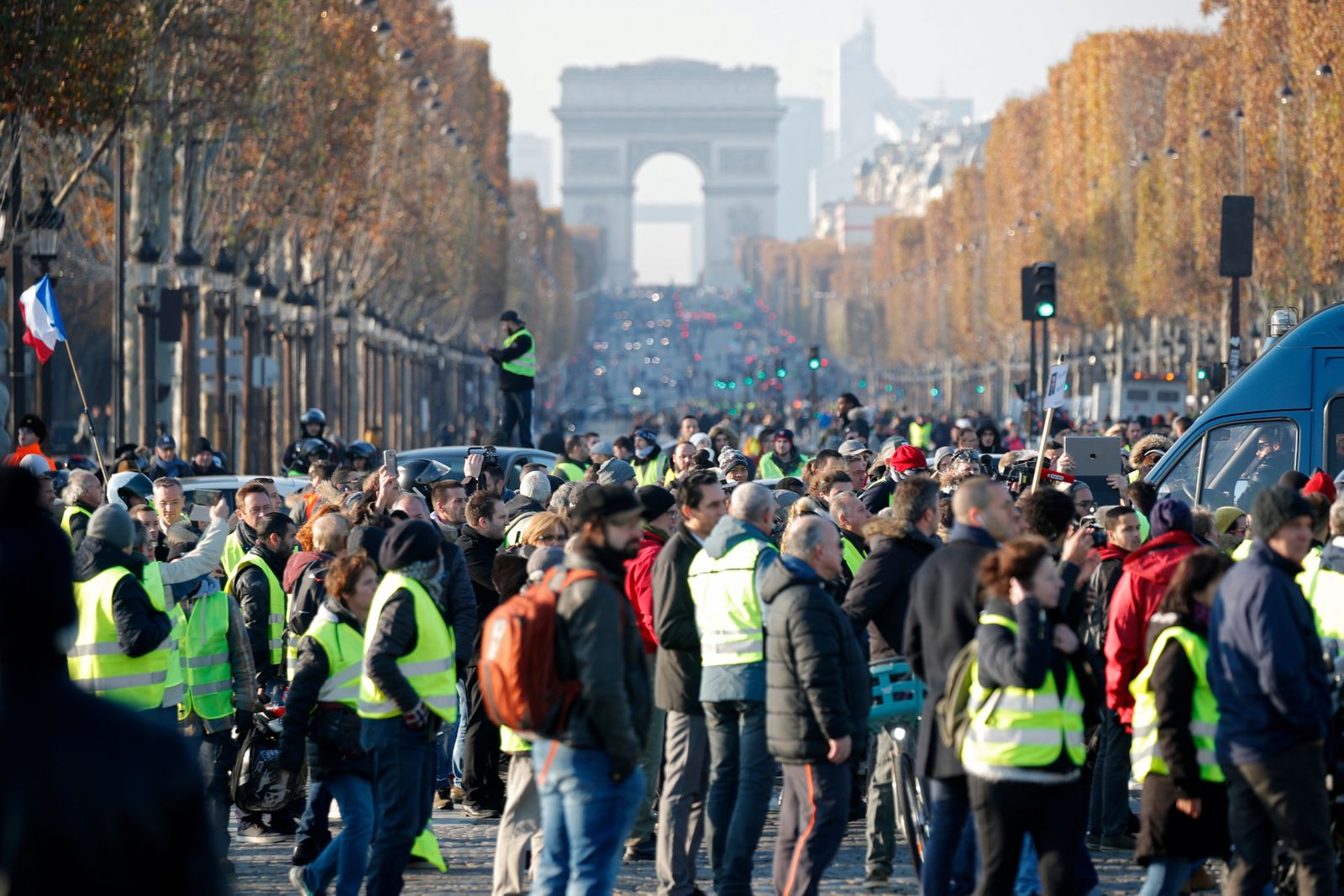 La France est frappée par des manifestations contre la hausse des prix du carburant.  Une femme est morte