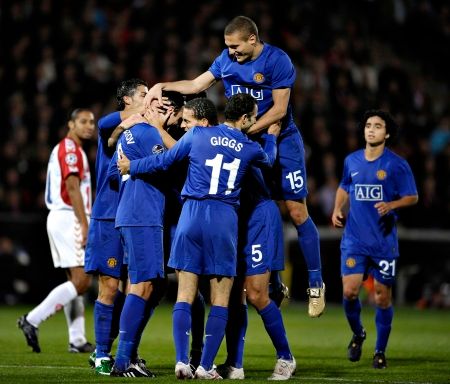 Dimitar Berbatov příjímá gratulace od spoluhráčů z MAnchesteru United po gólu do sítě dánského Aalborgu ve druhém kle Ligy mistrů. | Foto: Reuters