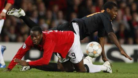 Louis Saha (vlevo) z Manchesteru United a Juan z AS Řím v souboji o míč v zápase Ligy mistrů skupiny F. | Foto: Reuters