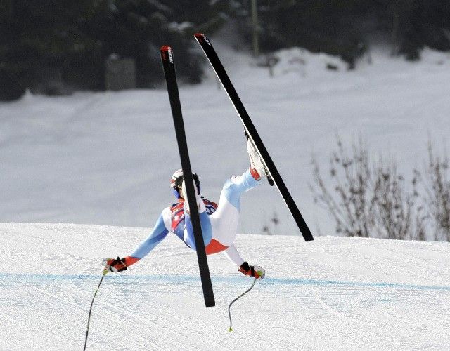 Švýcar Albrecht padá na slavném Hahnenkammu. | Foto: Reuters