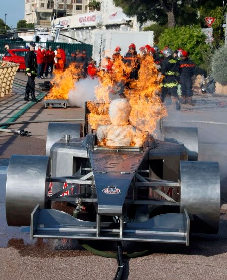 Takhle probíhají přípravy traťových maršálů na nadcházející Velkou cenu Monaka formule jedna. | Foto: Václav Rojík