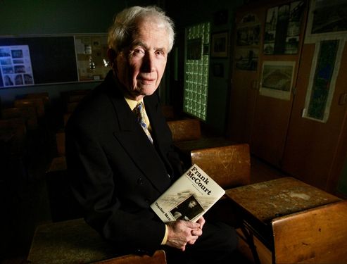 20. 7. - Zemřel Frank McCourt, autor bestselleru Andělin popel - Nuzné dětství Frank McCourt téměř nepřežil, ke stáru se díky vzpomínkám na ně dočkal velké popularity. Když v neděli zemřel v ve věku 78 let v newyorském hospicu, média znovu připomněla, že jeho "sága bídy" o životě chudé rodiny ve slumech ultrakatolického Limericku bývá paradoxně označována za to nejkrásnější, co kdy bylo o Irsku napsáno. "Když si na své dětství vzpomenu, divím se, že jsem ho přežil. Horší než obyčejné bídné dětství je jen bídné irské dětství. A horší než to je už jenom bídné irské katolické dětství," napsal ve své slavné knize Andělin popel. Irsko-americký spisovatel za své vzpomínky na drsné mládí získal Pulitzerovu cenu. 
 Další podrobnosti si přečtěte ve článku zde | Foto: Reuters