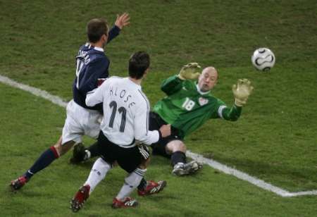 Německý útočník Miroslav Klose skóruje podél Jimmy Conrada (vlevo) a Kasey Kellera z týmu USA. | Foto: Reuters