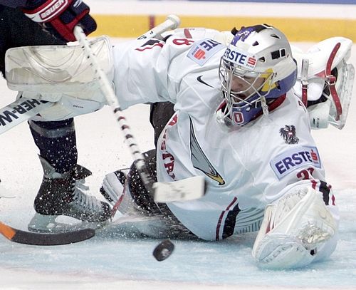 Rakouský gólman Reinhard Divis v akci v zápase s USA. | Foto: Reuters