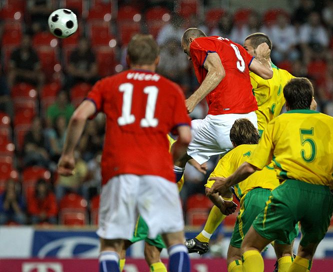 Jan Koller odrazil v 39. minutě hlavou přihrávku z rohového kopu od Grygery. Otevřel tím skóre v utkání s Litvou. | Foto: Tomáš Adamec, Aktuálně.cz