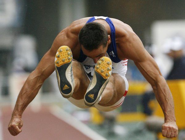 Roman Šebrle při skoku do dálky. | Foto: Reuters