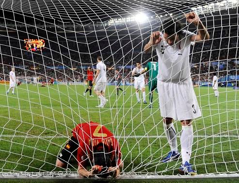 Balon není v síti, je tam Ital Grosso a Španěl Villa | Foto: Reuters