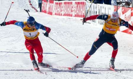 Nor Ole Einar Bjoerndalen (vlevo) v cíli závodu SP ve slovinské Pokljuce těsně porazil francouzského biatlonistu Raphaela Poiree. V jeho prospěch nakonec hovořila jediná desetina sekundy. | Foto: Reuters