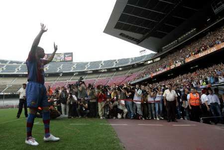 Thierry Henry se představuje barcelonským fanouškům. | Foto: Reuters