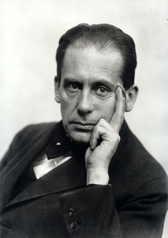 Architekt Walter Gropius (1883-1969)  Fotografováno kolem roku 1919. | Foto: Wikimedia