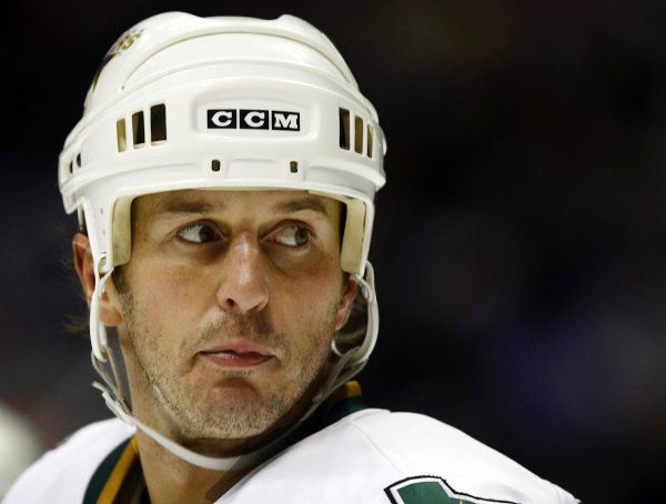 Mike Modano konečně překonal rekord, který mu stále všichni připomínali, a těší se: "Teď si snad hokej trochu užiju!" | Foto: Reuters