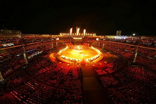 Celkový pohled na zahajovací ceremoniál zimní olympiády v Turíně. | Foto: Reuters