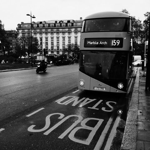 Symboly londýnské dopravy, červené doubledeckery, zajišťují jednu z nejrozsáhlejších autobusových sítí na světě. | Foto: Libor Fojtík